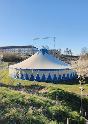 Sommer-cirkus-forestilling i Cirkus O’Laiski - Klik for at tilmelde dig